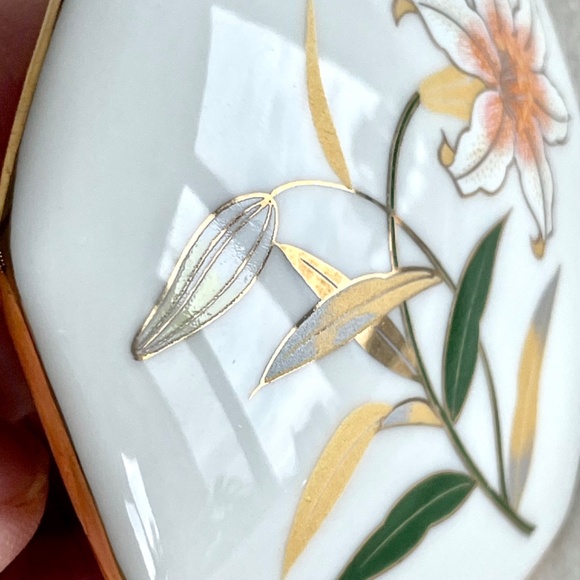 Vintage Japanese Octagonal Porcelain Trinket Box/w White Lily Design - Picture 15 of 15